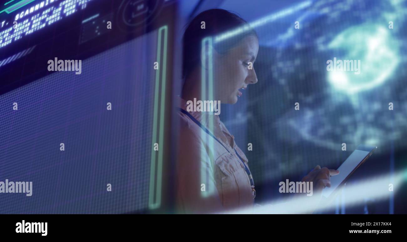 Digitale Schnittstelle mit Datenverarbeitung gegen kaukasische Ingenieurin, die im Serverraum arbeitet Stockfoto