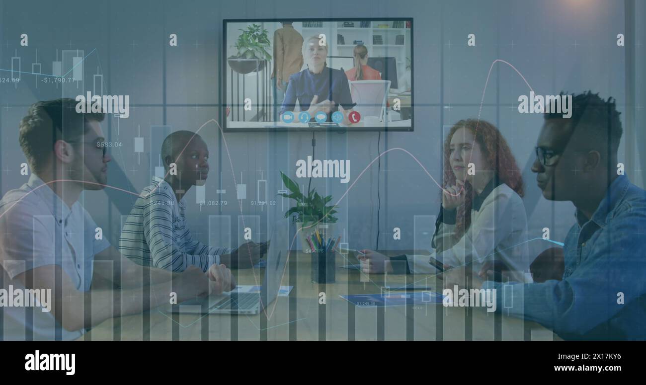 Bild von Statistiken und Verarbeitung von Finanzdaten gegenüber Geschäftsleuten Stockfoto