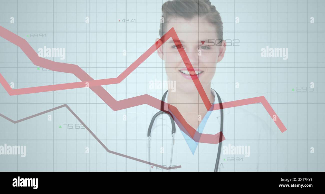 Bild der Datenverarbeitung über kaukasische Ärztin im Krankenhaus Stockfoto