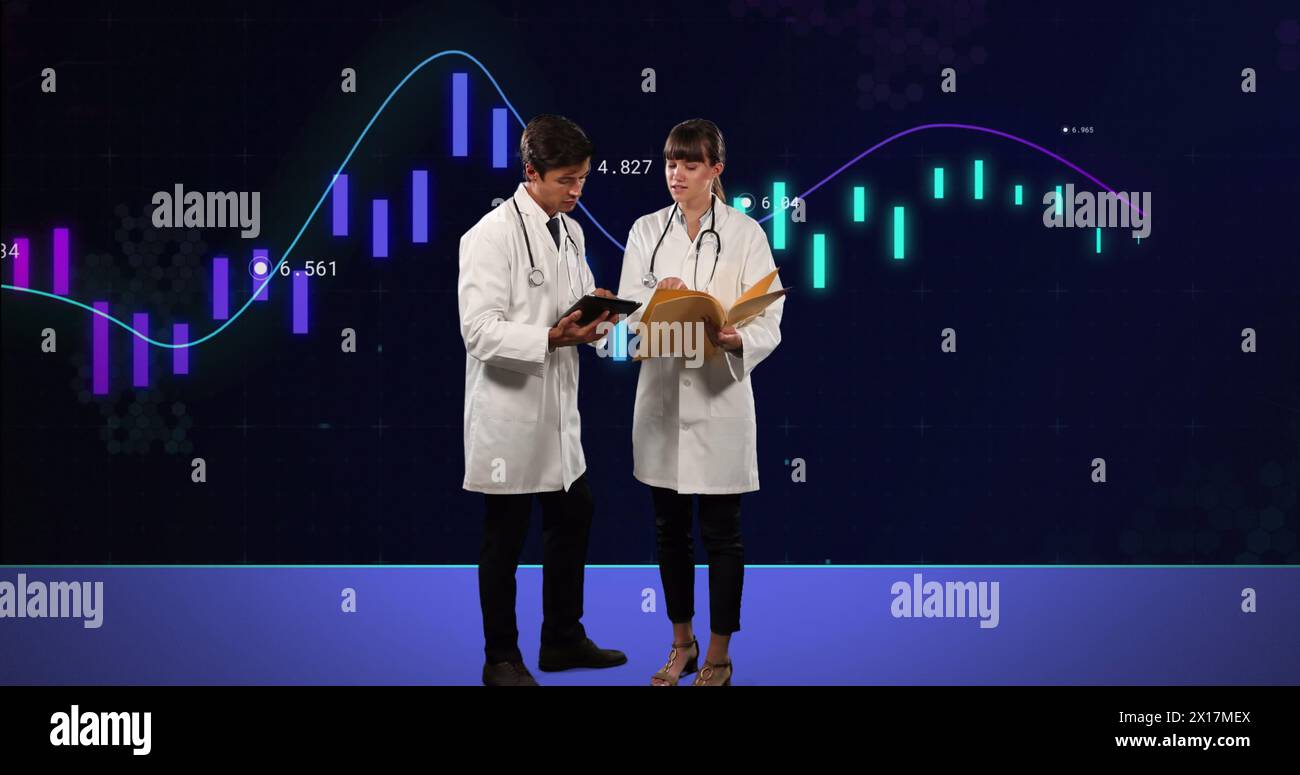 Bild von Finanzdaten und Grafiken über kaukasische Ärztinnen und Ärztinnen Stockfoto
