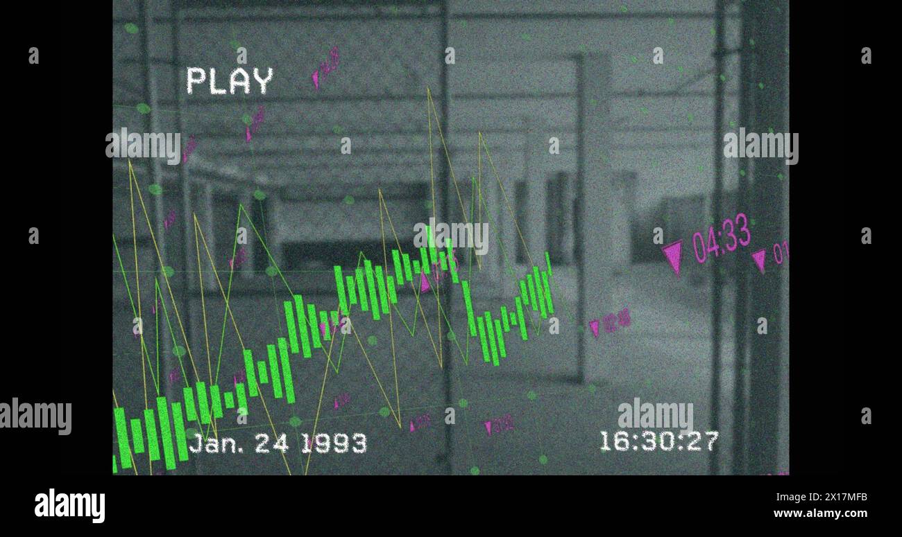 Bild von Interferenzen mit violetten Linien und Datenverarbeitung über dem Innenraum des Gebäudes Stockfoto