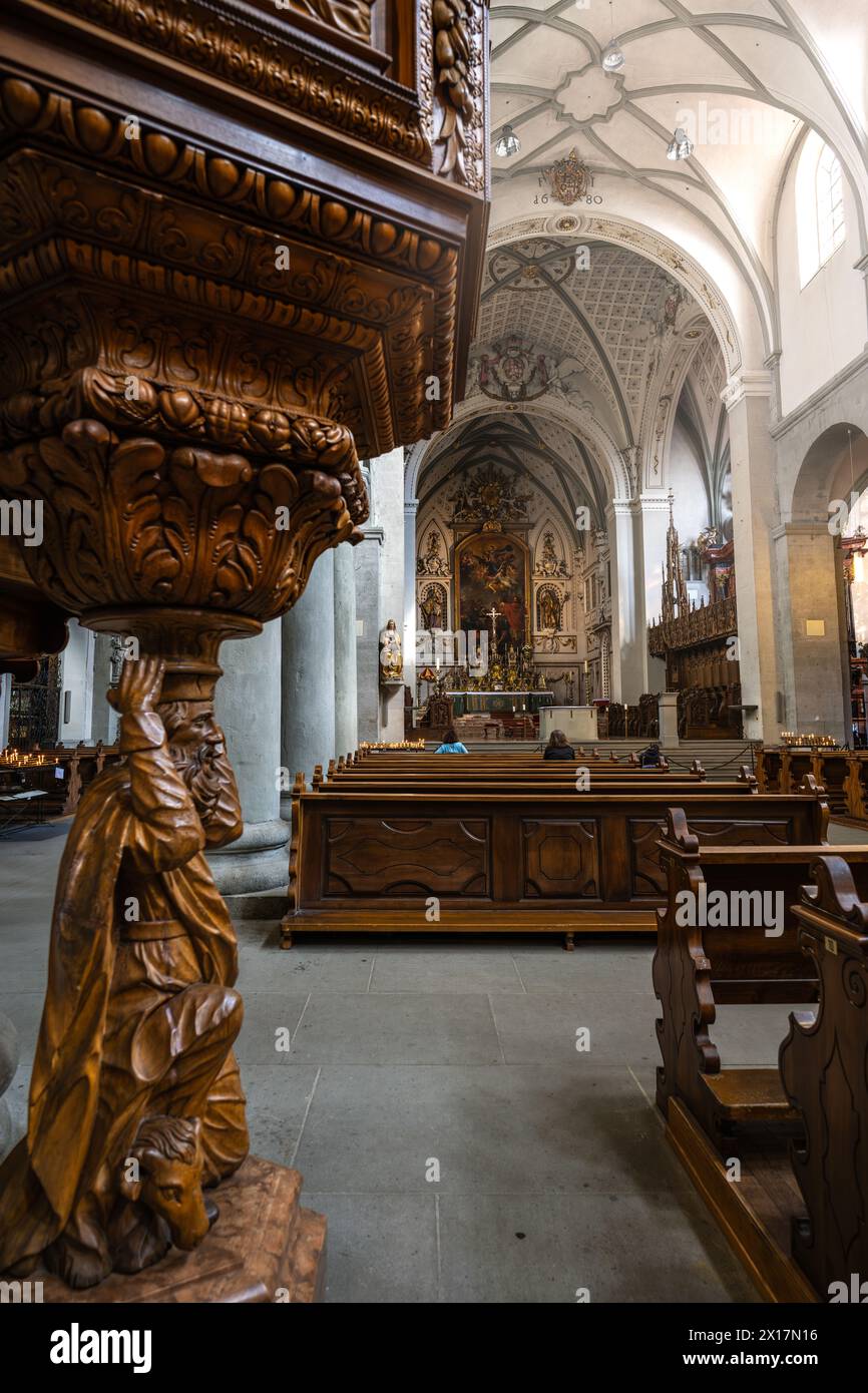 Beschreibung: Eine Holzschnitzerfigur des Vorvaters Abraham mit dem Widder trägt den Predigtstuhl auf seinem Kopf im Münster. Münster unter Lieben F Stockfoto