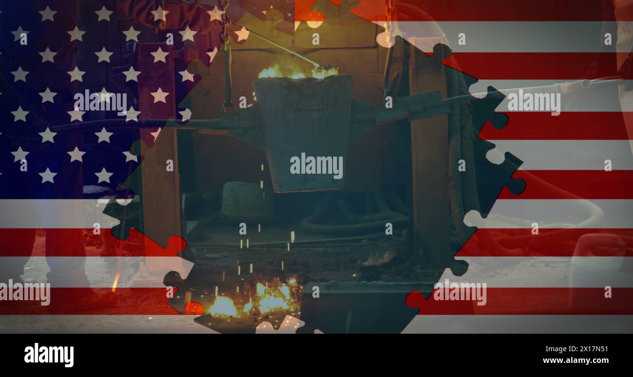 Bild einer amerikanischen Flagge, die mit Puzzleteilen über der Person geformt wurde, die in der Fabrik arbeitet, mit heißem Metall drauf Stockfoto