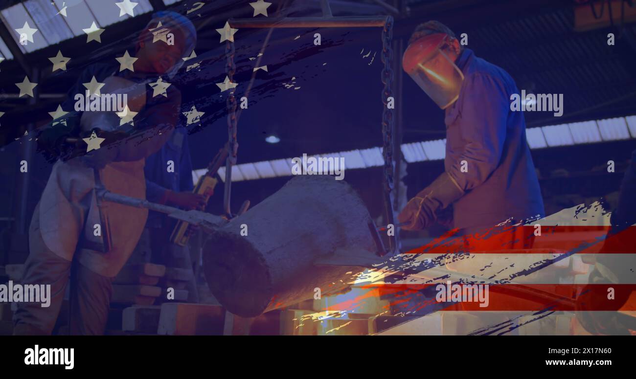Bild einer amerikanischen Flagge, die Männer in der Fabrik zuwinkt und heißes Metall im Hintergrund gießt Stockfoto