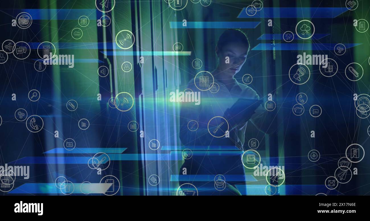 Bild von sich hin- und herbewegenden Mediensymbolen über kaukasischer Technikerin, die im Serverraum arbeitet Stockfoto