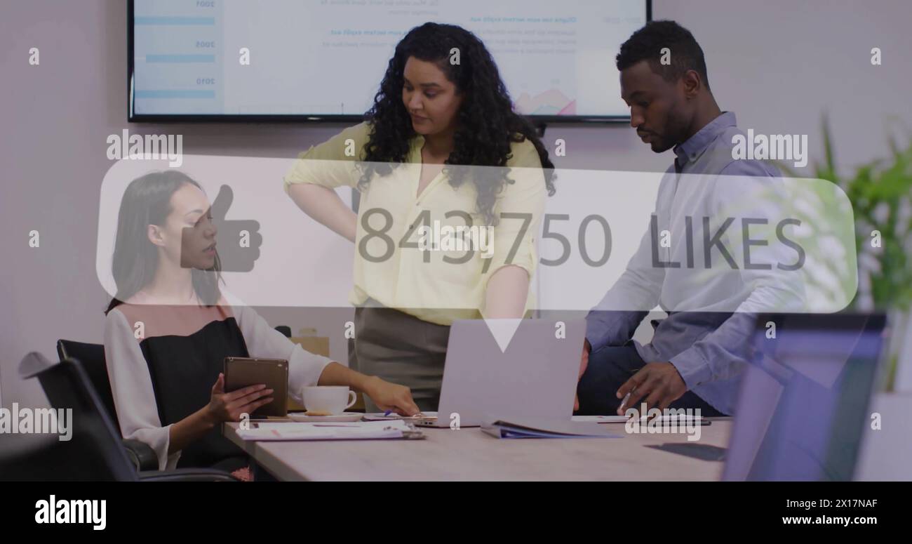 Bild der Datenverarbeitung über verschiedene Geschäftsleute im Büro Stockfoto