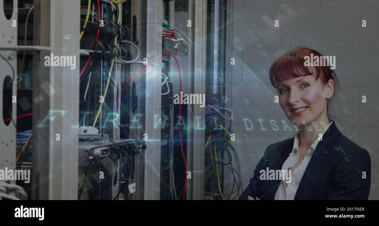 Cyber-Sicherheitsdatenverarbeitung gegen Porträt einer kaukasischen Ingenieurin, die im Serverraum lächelt Stockfoto