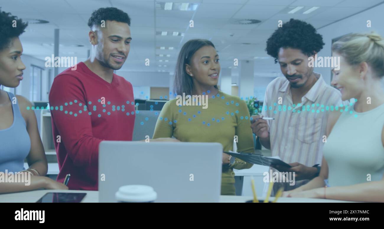 Abbildung von Diagrammen über verschiedene Kollegen im Büro Stockfoto