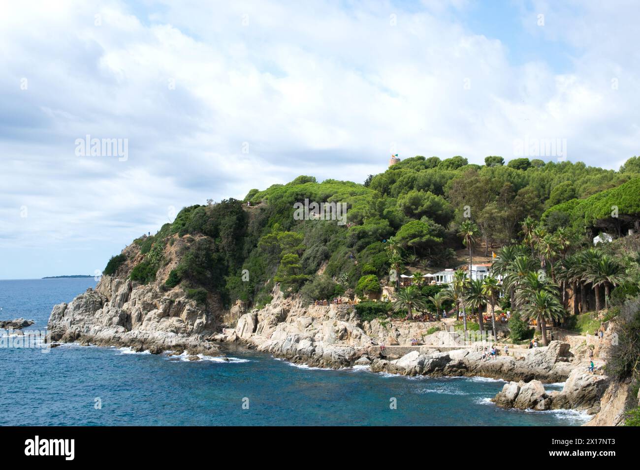 Hotel auf der Insel mit Palmen, Café, Menschen an der Küste. Panorama-Luftaufnahme der sealine in Spanien. Stockfoto