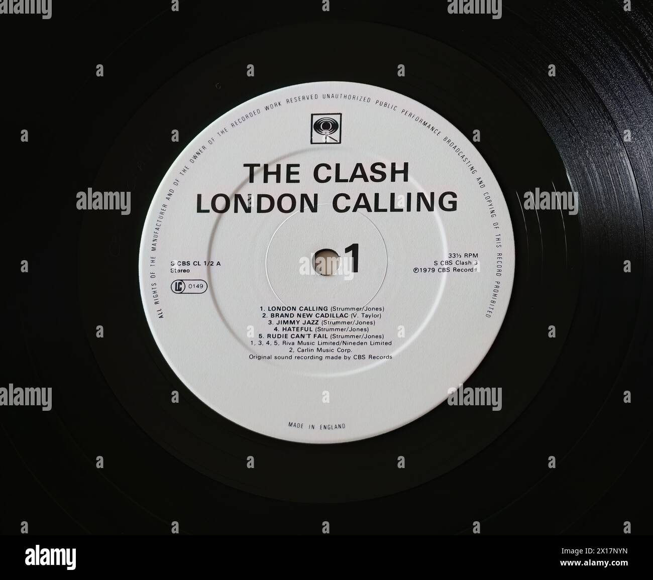 Foto Nahaufnahme eines Zentrums-Labels auf einem Original-Pressing der langlebigen LP-Vinyl-Disc London Calling by the Clash aus dem Jahr 1979 Stockfoto