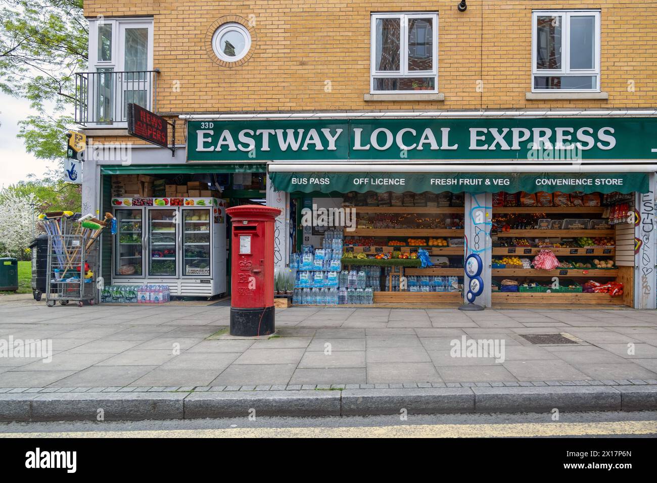 Örtliches 24-Stunden-Geschäft mit rotem Briefkasten in Nord-London. Stockfoto