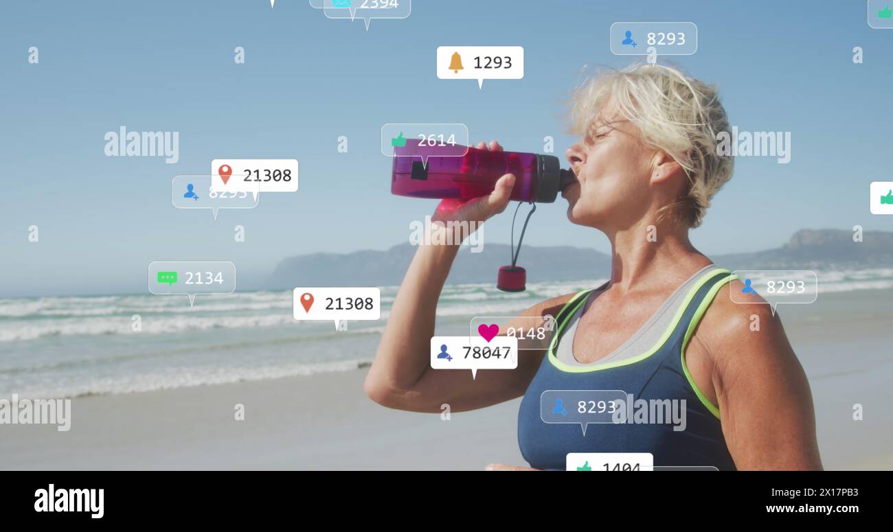 Bild der Datenverarbeitung in sozialen Medien über kaukasisches Trinken während des Trainings am Strand Stockfoto