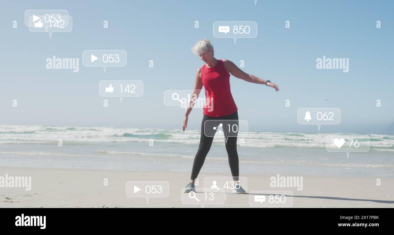 Bild der Datenverarbeitung in sozialen Medien über kaukasische Frauen, die am Strand trainieren Stockfoto