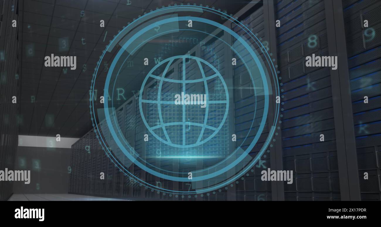 Bild des Web-Globus-Symbols und der Verarbeitung von Daten zur Cybersicherheit im Serverraum eines Computers Stockfoto