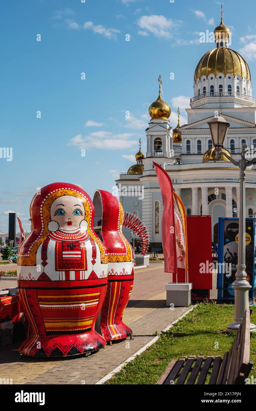 Saransk, Mordovia, Russland. 05.06.2023. Ein Kiosk zum Verkauf von Wasser, Kwass und Souvenirs in Form einer Matryoschka-Puppe in der Bolschewistskaja-Straße. Stockfoto