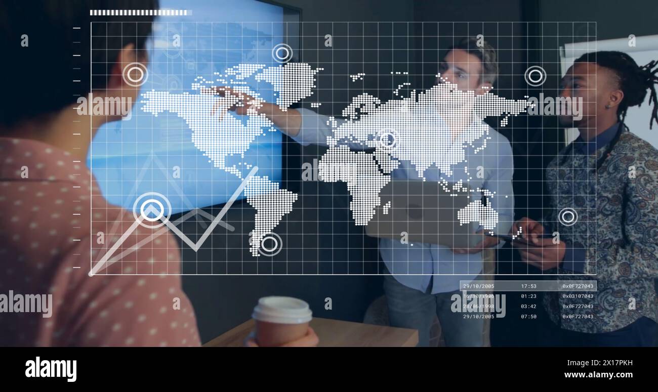 Bild von Datenverarbeitung und Statistiken über verschiedene Geschäftsleute im Büro Stockfoto
