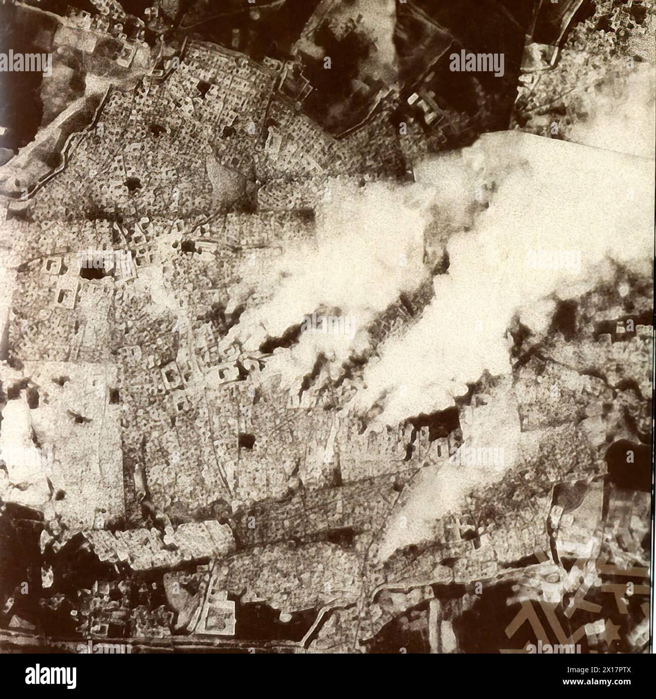 1. September 1920. Luftaufnahme von Bränden in Buchara am Ende der Belagerung der Stadt durch die Rote Armee während des russischen Bürgerkriegs. Der Emir war am Vortag nach Duschanbe geflohen und die Rote Armee nahm die Stadt am 2. September 1920 ein. Stockfoto