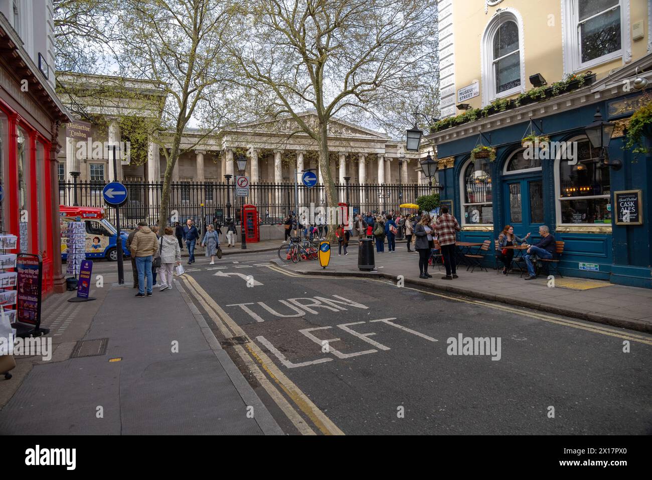 Geschäftige Straßenszene vor dem British Museum in London Stockfoto