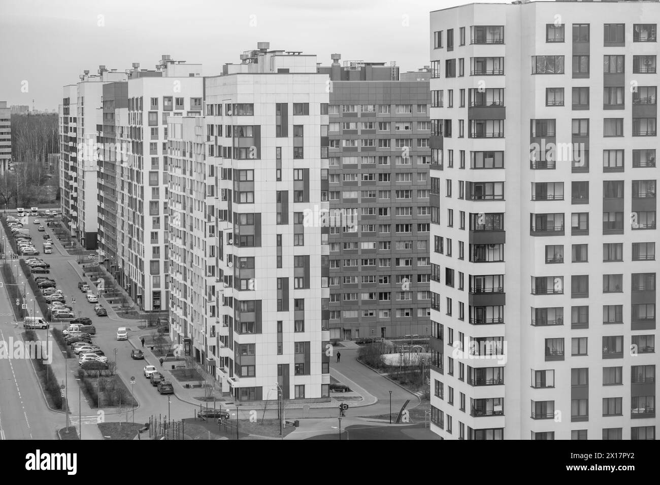 Neue Appartementgebäude mit Fenstern und Balkonen. Moderner europäischer Komplex Stockfoto