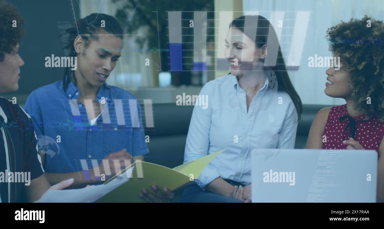 Drei Geschäftskollegen sitzen an einem Tisch, um zu diskutieren, die Szene ist in einem lockeren Funk inszeniert Stockfoto