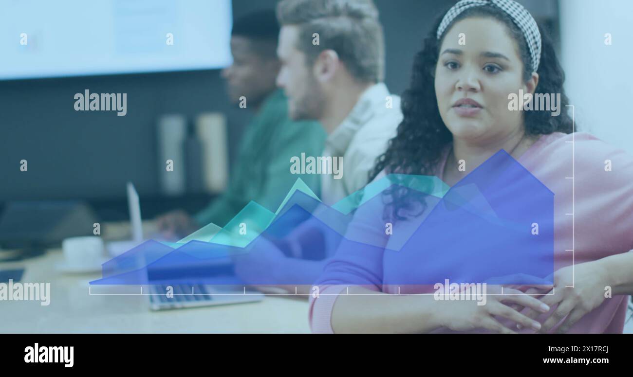 Bild der statistischen Datenverarbeitung über eine Frau, die auf ihrem Schreibtisch im Büro sitzt Stockfoto