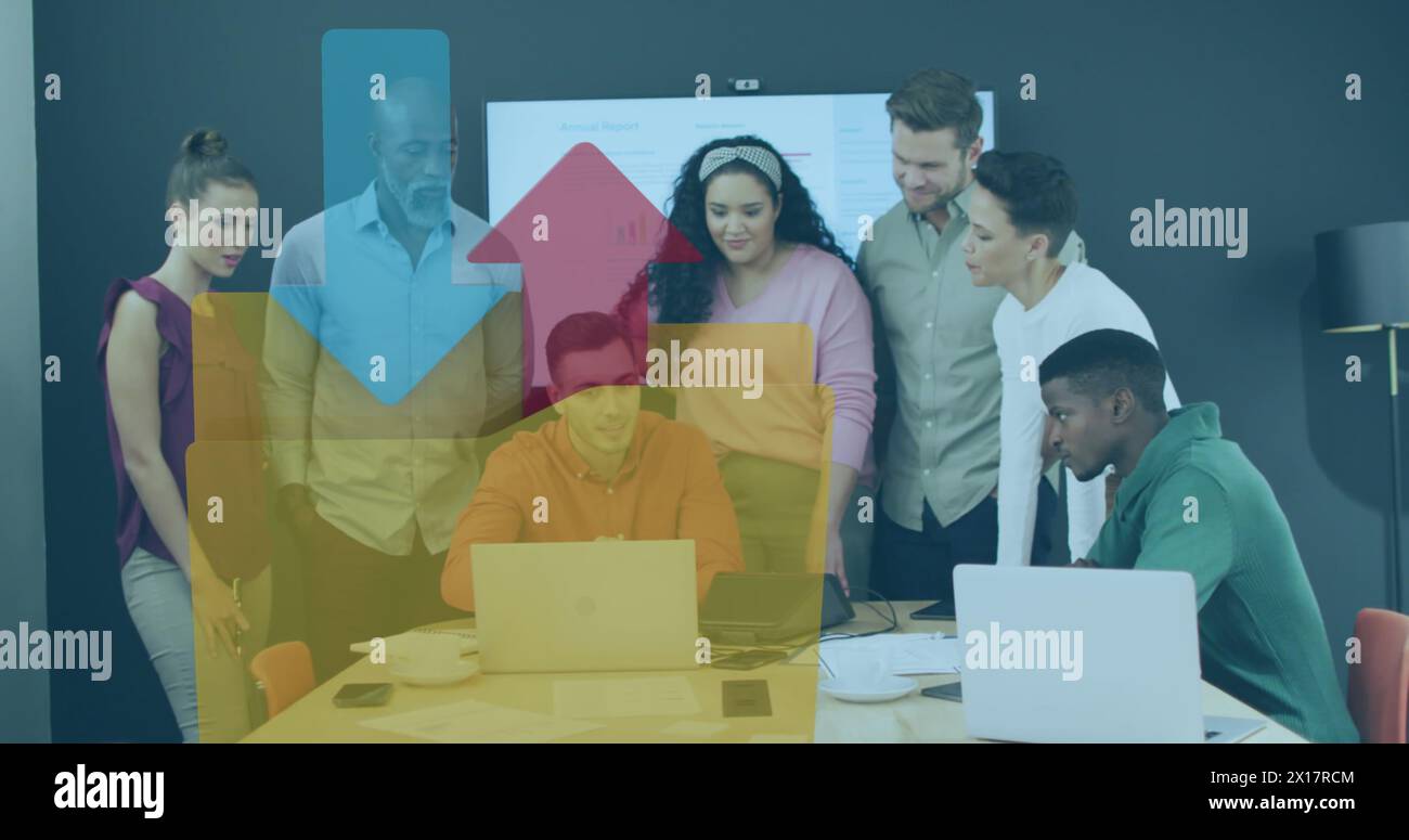 Bild des Ordnersymbols zum Hochladen von Downloads über verschiedene Kollegen, die gemeinsam im Büro diskutieren Stockfoto