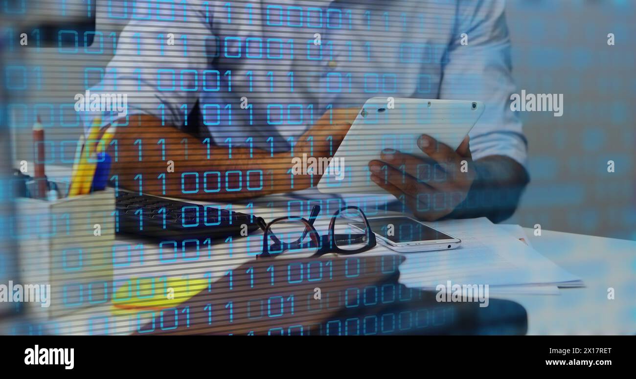 Bild der Datenverarbeitung über afroamerikanischen Geschäftsmann mit Tablet Stockfoto