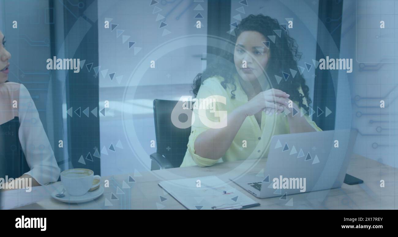 Bild: 6g-Text- und Scope-Scans über verschiedene Personen beim Meeting Stockfoto