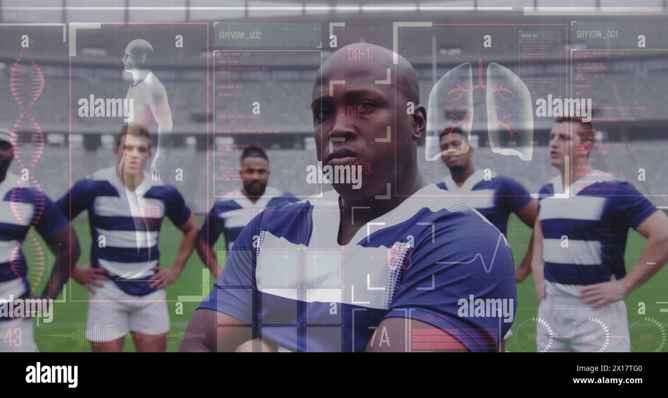 Bild von menschlichen Körperdaten und Statistiken über multiethnische männliche Rugby-Teams, die auf einem Spielfeld stehen Stockfoto