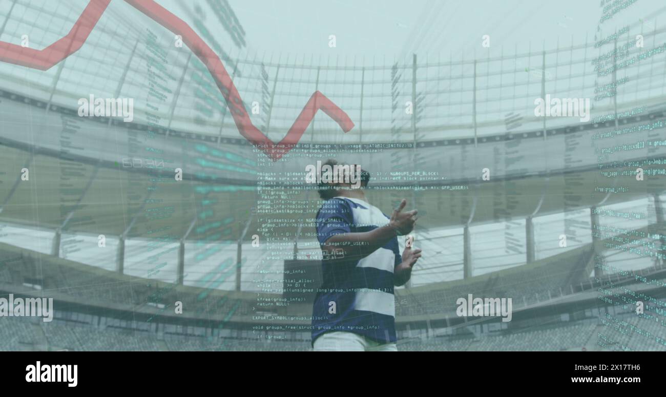 Bild von Daten und Diagramm über männlichen Rugbyspielern, die einen Ball digital zusammenfassen Stockfoto
