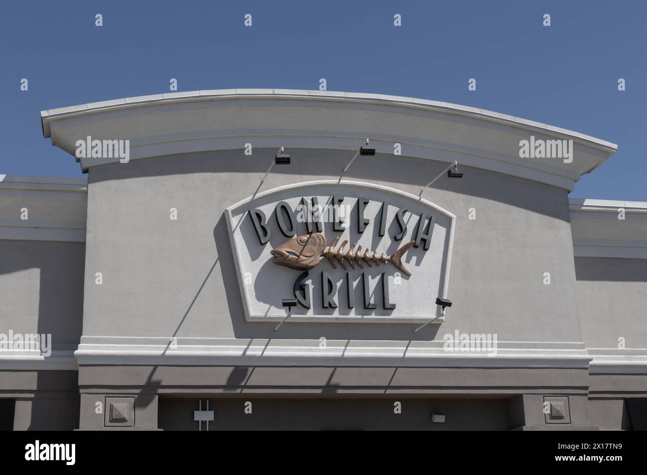 Greenwood - 13. April 2024: Meeresfrüchte-Restaurant Bonefish Grill. Bonefish Grill ist Eigentum und wird von Bloomin' Brands betrieben. Stockfoto