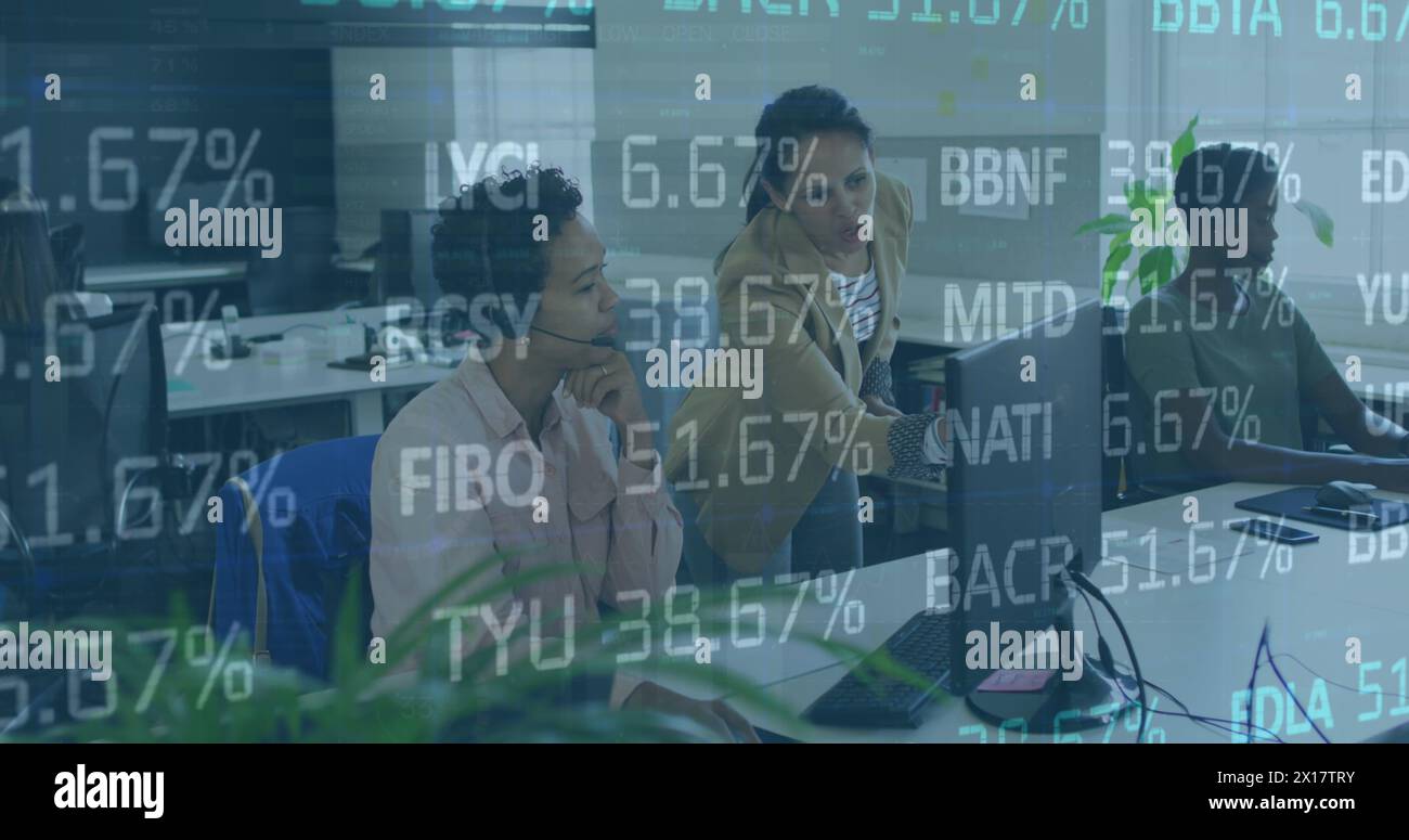 Bild eines Handelsplatzes über verschiedene weibliche Managerin, die weibliche Kundenagentin am Computer führt Stockfoto