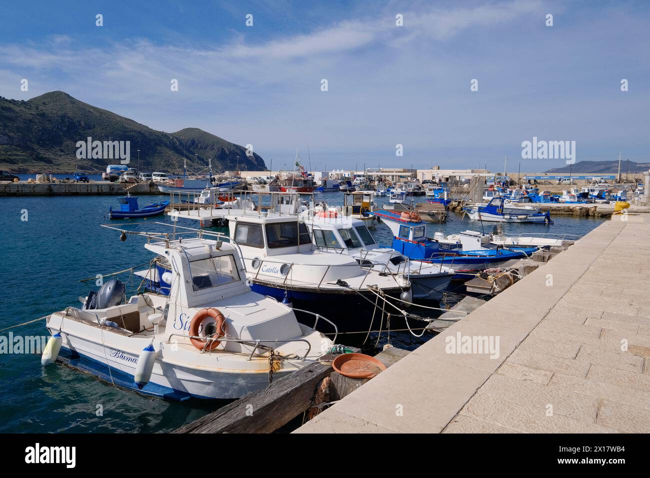Italien, sizilien, mittelmeer, Egadi-Archipel, Insel Favignana (Provinz Trapani); 21. März 2024, Fischerboote im Hafen - EDITORIAL Stockfoto
