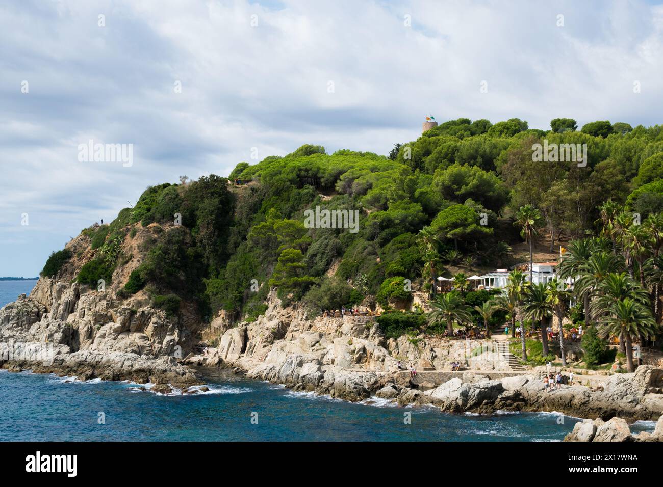 Hotel auf der Insel mit Palmen, Café, Menschen an der Küste. Panorama-Luftaufnahme der sealine in Spanien. Stockfoto