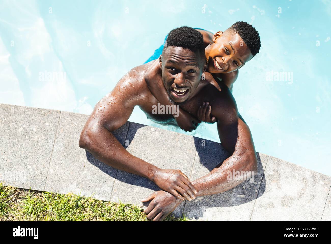 Afroamerikaner Vater und Sohn genießen zu Hause Poolzeit Stockfoto