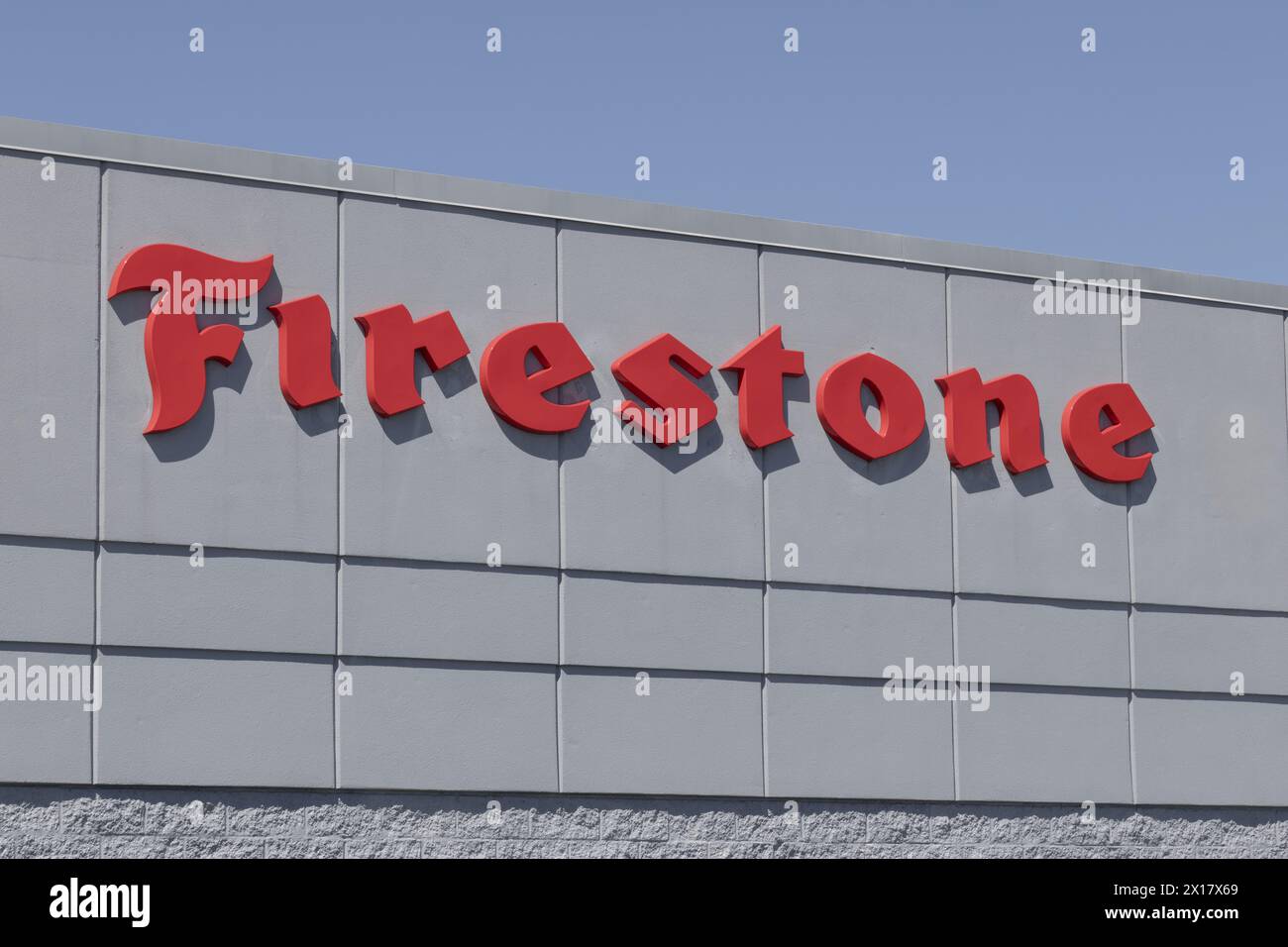 Indianapolis - 13. April 2024: Firestone Tire Schild. Firestone ist der offizielle Reifen von IndyCar und Indianapolis 500. Stockfoto