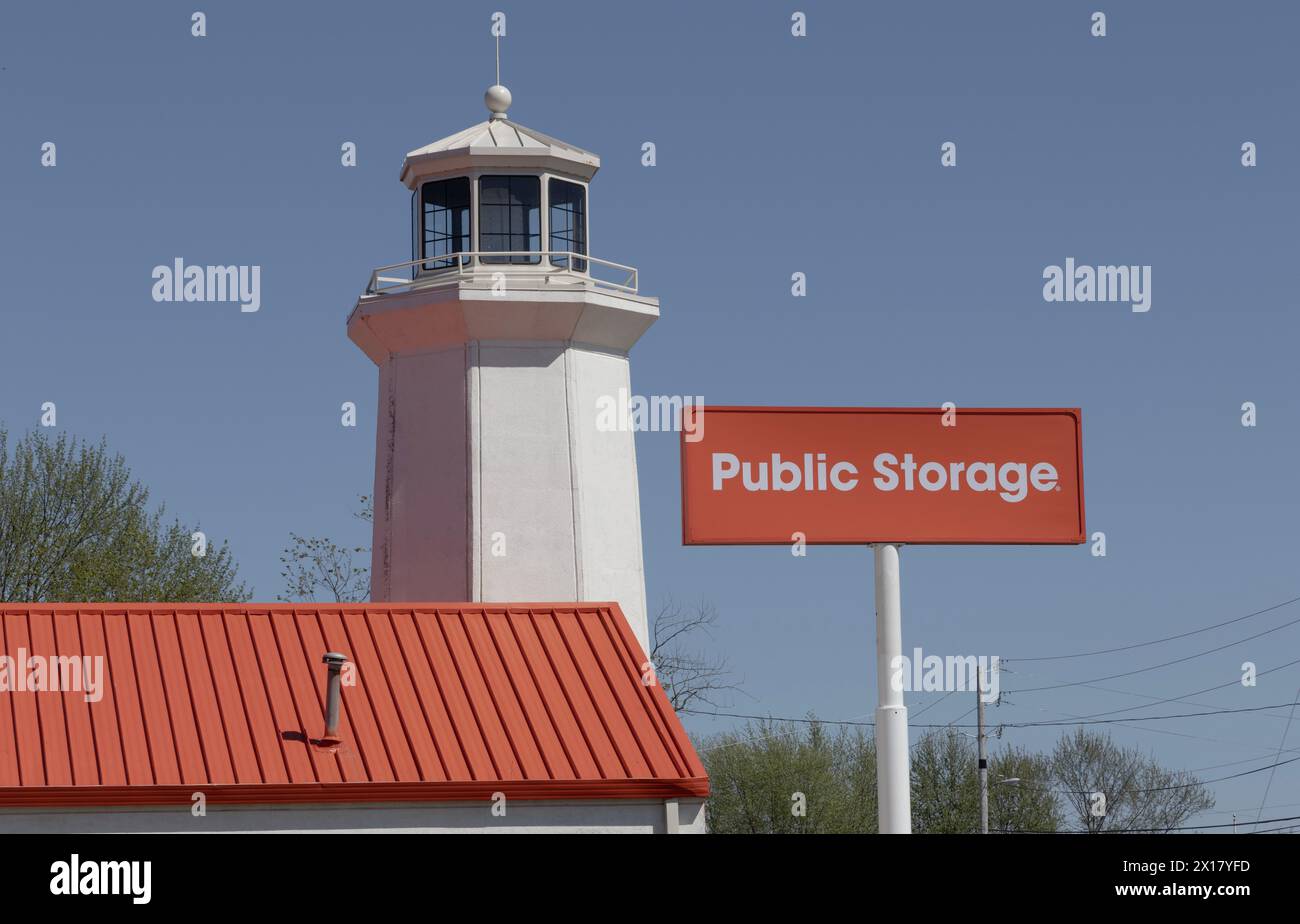 Indianapolis - 13. April 2024: Öffentlicher Lagerplatz für Selbstlagerung. Public Storage ist die größte Marke für Self-Storage-Services in den USA. Stockfoto