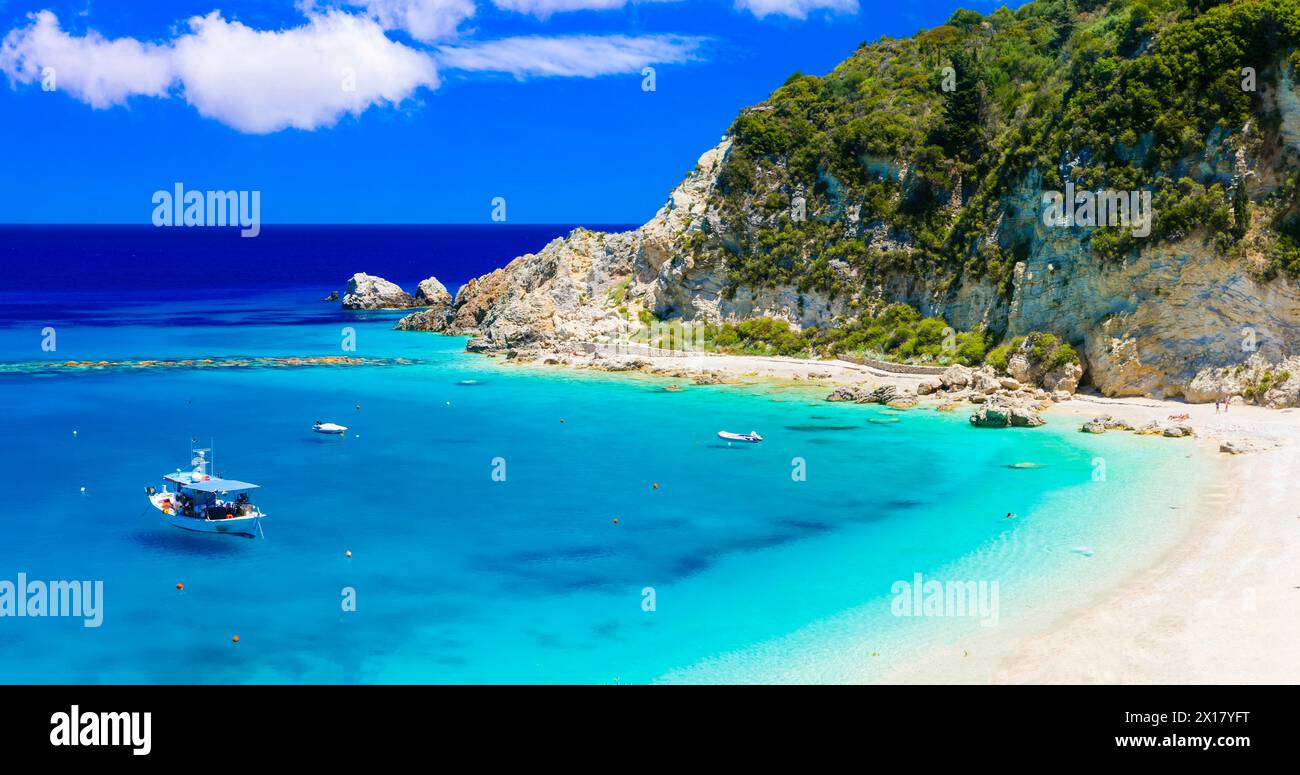 Türkisfarbene wunderschöne Strände der Insel Lefkada, Agios Nikitas Dorf, Griechenland, Ionische Inseln. Griechische Sommerziele Stockfoto