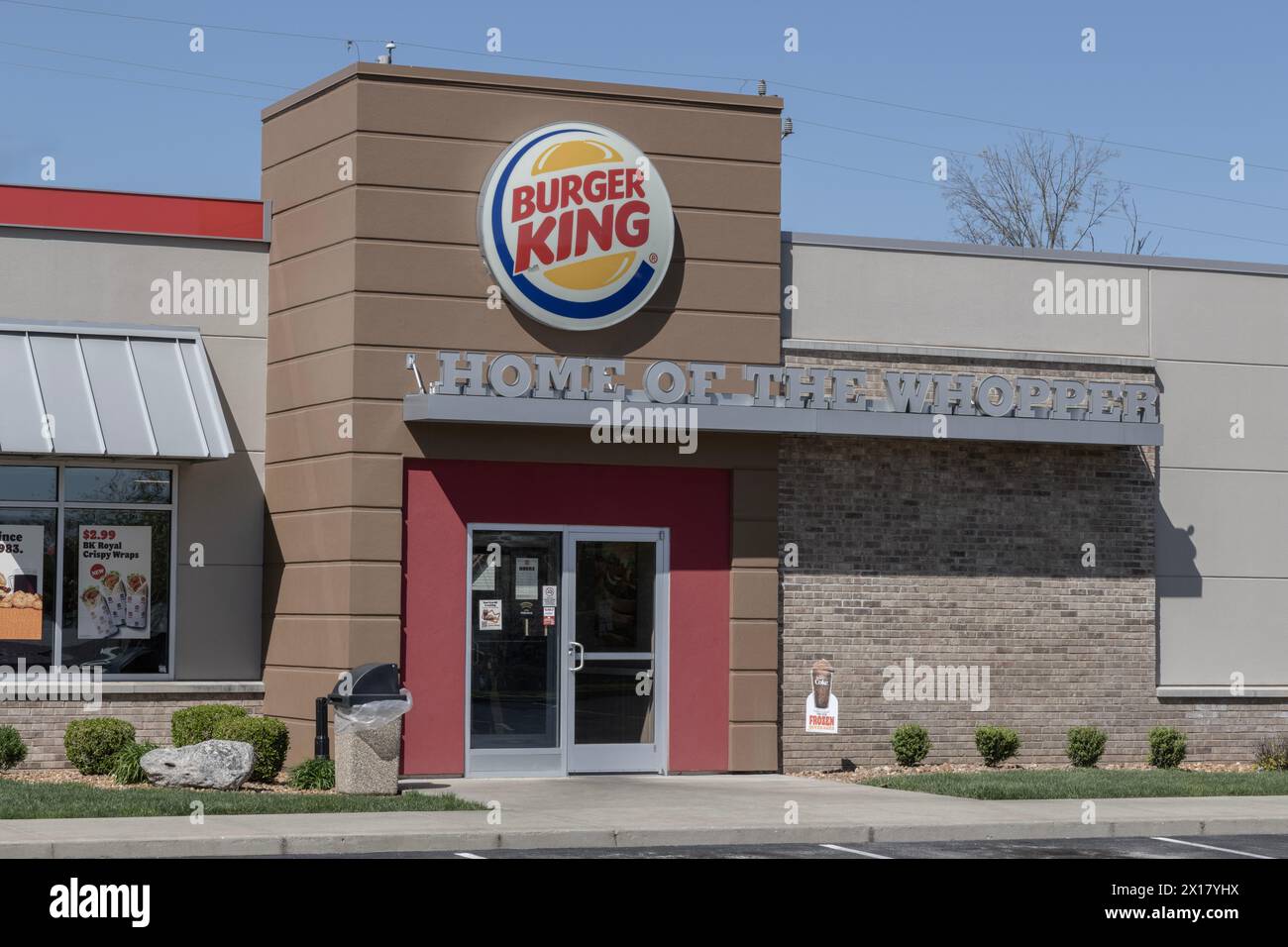 Indianapolis - 13. April 2024: Burger King Fast Food Restaurant. Burger King ist eine Tochtergesellschaft von Restaurant Brands International. Stockfoto