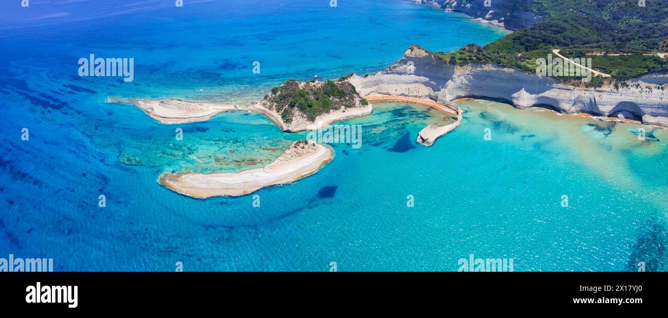 Ionische Inseln Griechenlands Korfu. Panoramablick auf das atemberaubende Cape Drastis - natürliche Landschaft mit weißen Felsen und türkisfarbenem Wasser, Norden Stockfoto