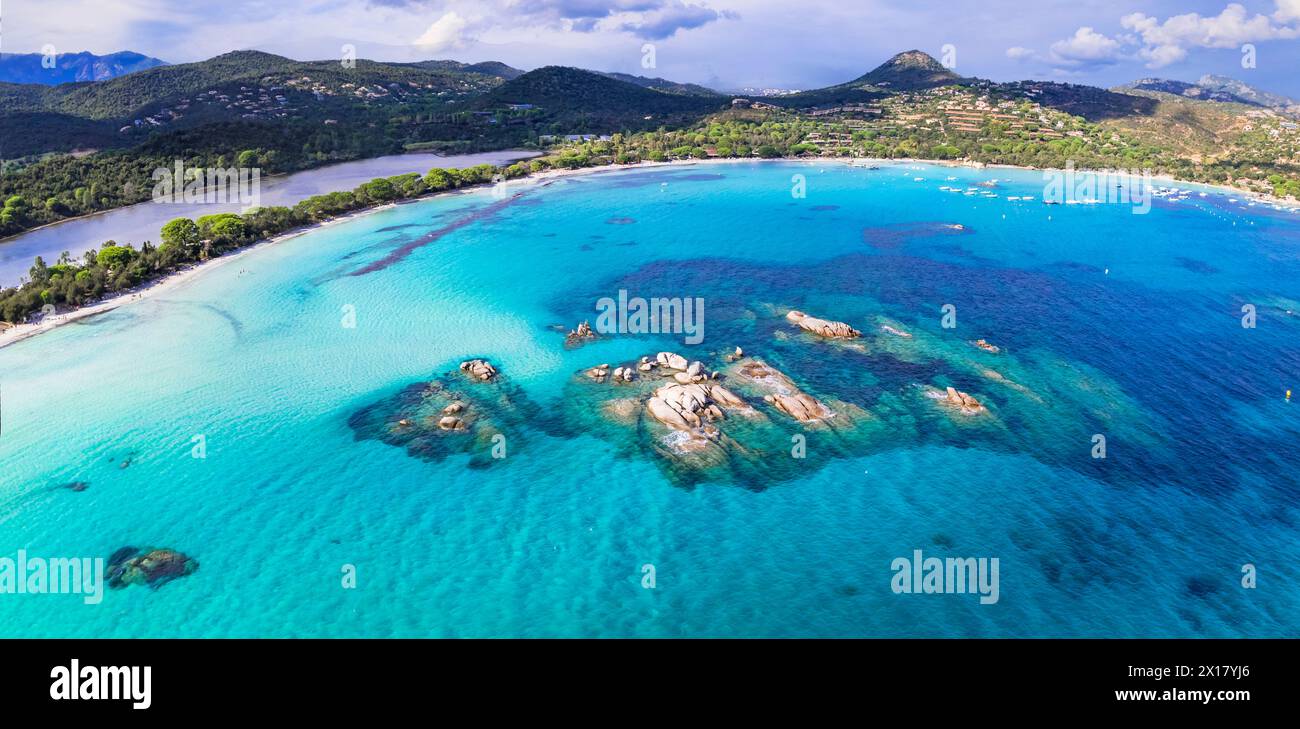 Die besten Strände der Insel Korsika - aus der Vogelperspektive auf den wunderschönen langen Strand von Santa Giulia mit dem See sault von einer Seite und dem türkisfarbenen Meer von der anderen Stockfoto