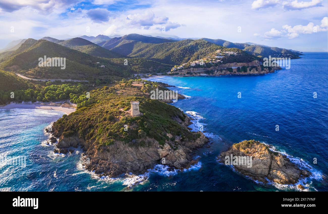Malerische Natur und Strände der Insel Korsika. Genuesische Türme - Torra di Fautea bei Sonnenuntergang. Panoramablick der Drohne Stockfoto