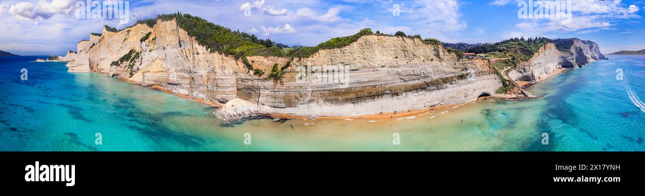 Griechenland reisen, die besten Strände der Insel Korfu. Herrlicher wilder Strand Loggas unter dem riesigen vertikalen Felsen. Kap von Drastis, Sidari Stockfoto