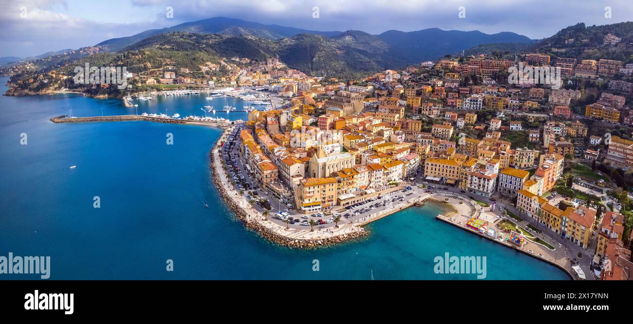 Italien, toskanisches Sommerziel - wunderschöne Küstenstadt Porto Santo Stefano, Provinz Grosseto. Panoramablick auf die Drohne Stockfoto