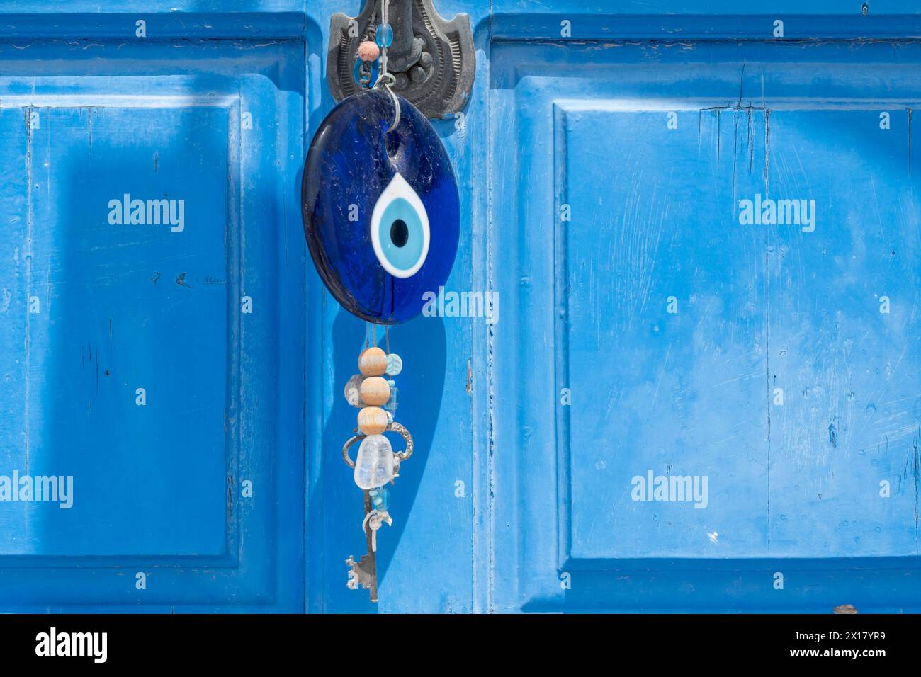 Das böse Auge Souvenir hängt an der griechischen Tür. Blaues Steinamulett in Form eines Auges zum Schutz vor bösen Menschen. Insel Nisyros, Griechenland Stockfoto