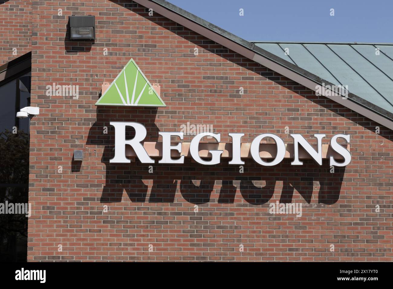 Greenwood - 13. April 2024: Regionalbank. Die Region Financial Corporation ist das einzige Mitglied der Fortune 500 mit Hauptsitz in Alabama. Stockfoto Greenwood - 13. April 2024: Regionalbank. Die Region Financial Corporation ist das einzige Mitglied der Fortune 500 mit Hauptsitz in Alabama. Stockfoto