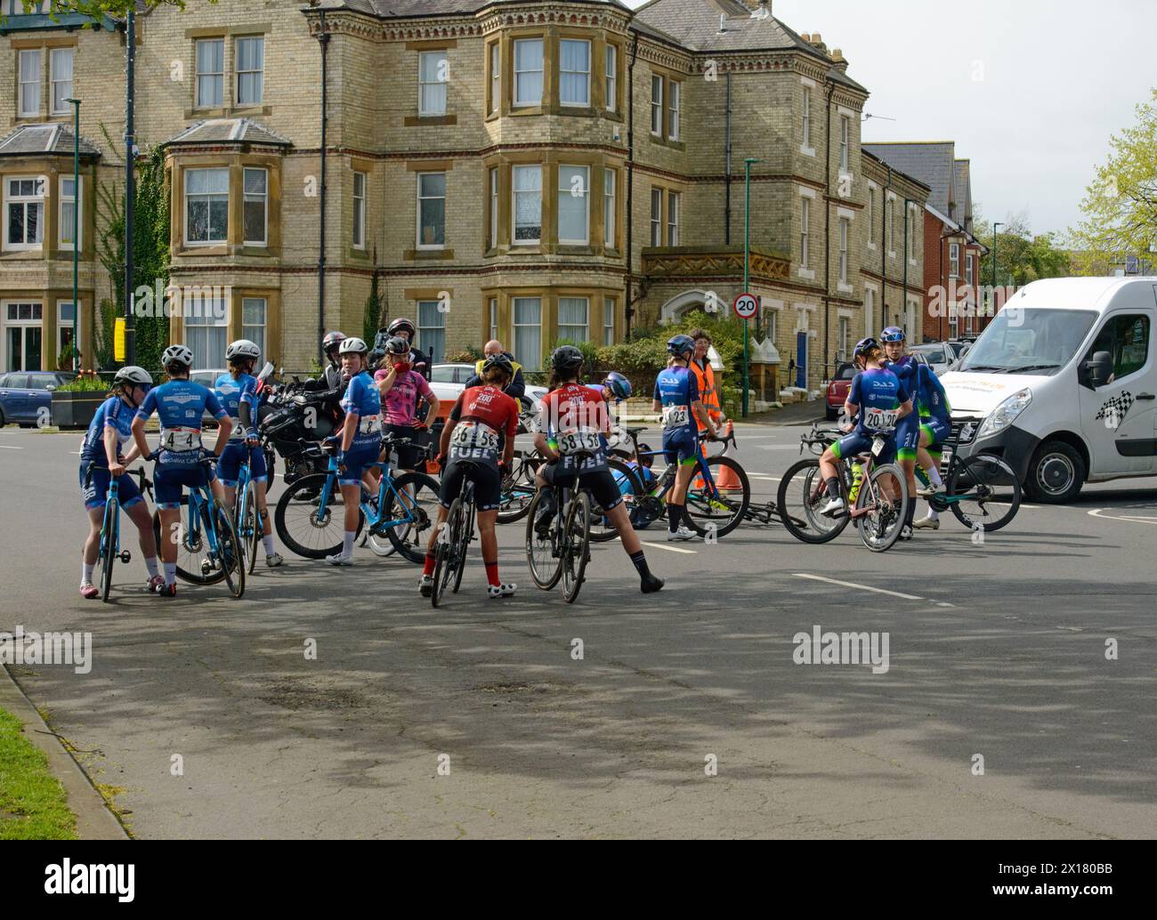 East Cleveland Classic Radrennen. Copetitoren ruhen hinter den Finnen aus Stockfoto