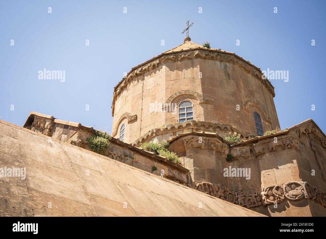 Detailaufnahme auf dem alten katholischen Kirchturm, der von Armeniern in der Türkei gebaut wurde. Stockfoto