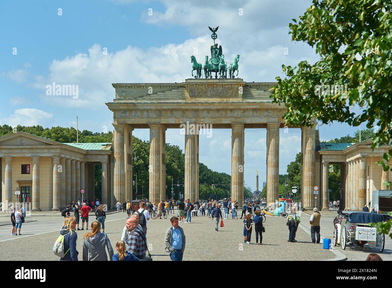 06.07.2020, Deutschland, Berlin, Straße des 17. Juni, Blick auf das Brandenburger Tor in westlicher Richtung, Berlin, Deutschland Stockfoto