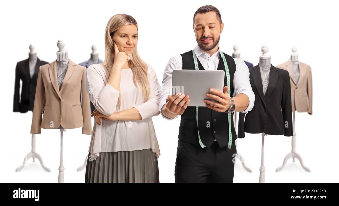 Schneide mit einem Tablet, das Modedesigns für eine junge Frau auf weißem Hintergrund zeigt Stockfoto